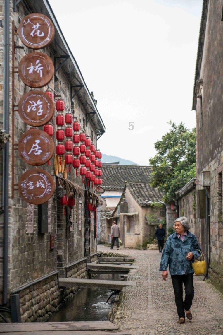 女方没有离婚又和其他男人生了孩子，这种行为违法吗